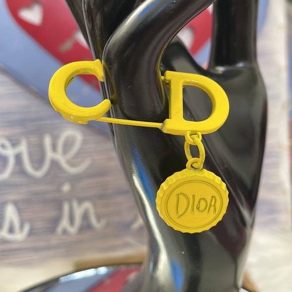 Dior - Yellow CD authentic pin - Picture 8 of 8